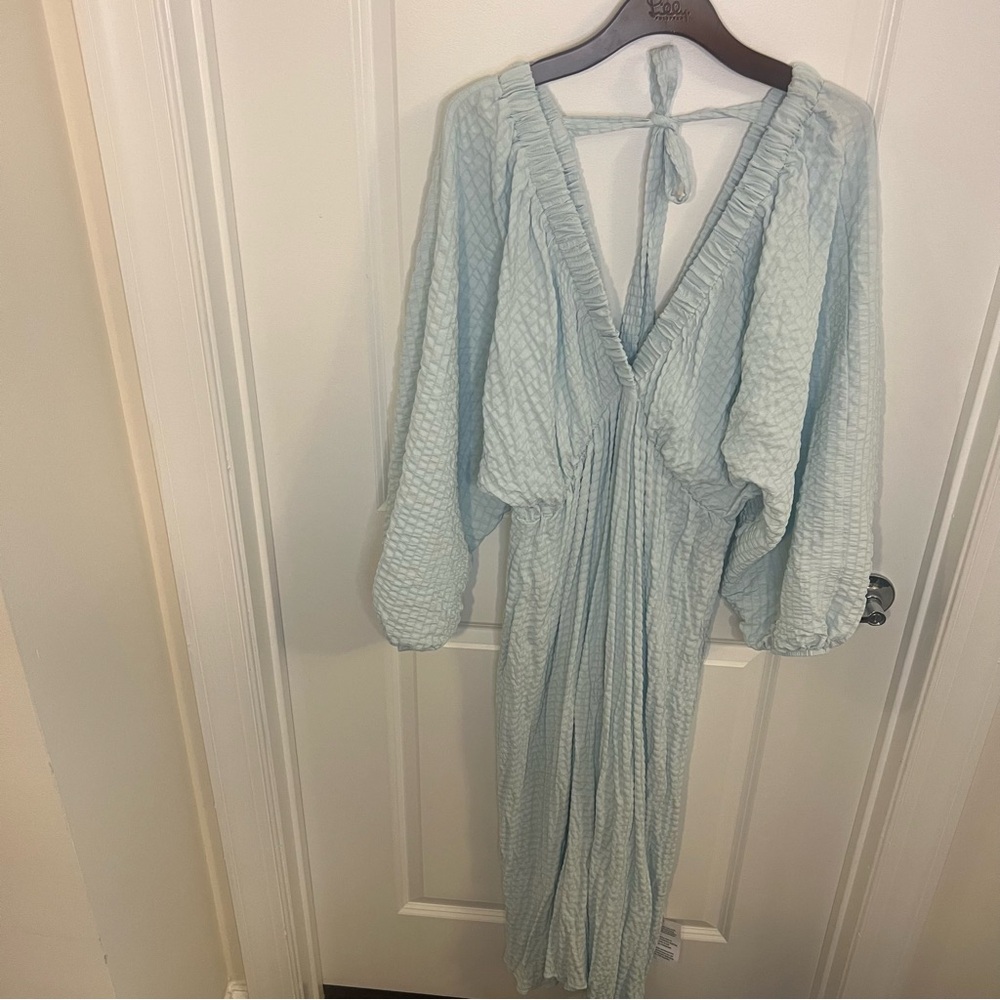 ASOS DESIGN textured plunge maxi dress with batwing sleeve in blue - Picture 6 of 11